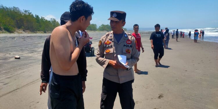 Dua Pelajar Asal Bandung Terseret Ombak Pantai Cemara, Satu Orang Hilang