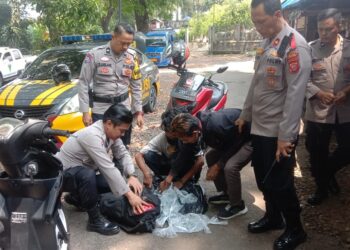 Personel Polsek Cugenang Tangkap Tangan Penjual Miras Oplosan