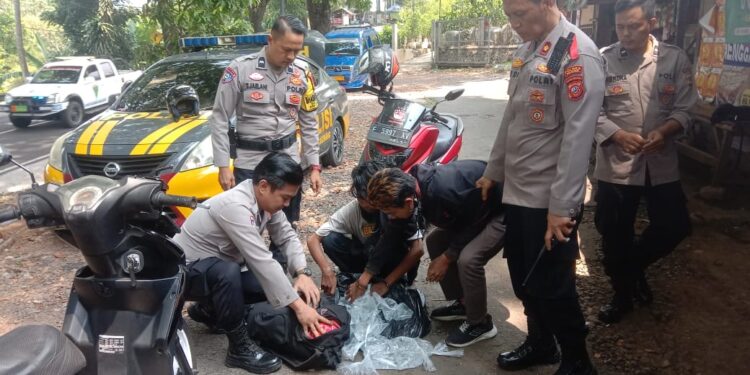 Personel Polsek Cugenang Tangkap Tangan Penjual Miras Oplosan