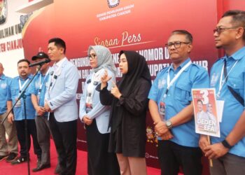 Sosok Penerjemah Bahasa Isyarat yang Dibawa Paslon Nomor Urut 3 Curi Perhatian