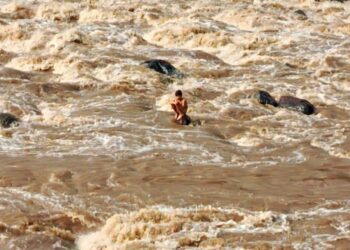 Seorang Anak Terjebak di Atas Batu saat Aliran Sungai Cikundul Meluap