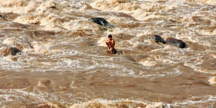 Seorang Anak Terjebak di Atas Batu saat Aliran Sungai Cikundul Meluap