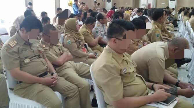 Seorang Pejabat Tertidur Pulas Saat Rapat, Sekda Cianjur Siap Berikan Sanksi