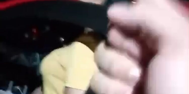 Gegara Buang Sampah ke Jalan, Pemotor dan Penumpang Mobil Bersitegang