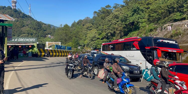 Kemacetan Parah Terjadi di Jalur Puncak saat Libur Akhir Pekan Bertepatan Libur Panjang