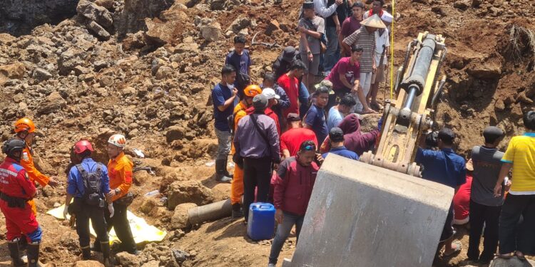 Butuh 5 Jam Evakuasi Jasad Operator Ekskavator yang Tertimbun Tanah Longsor Galian Pasir