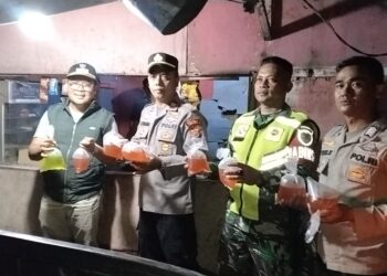 Gerebek Depot Jamu dan Warung, Polsek Sukaluyu dan Tim Gabungan Amankan Puluhan Botol Miras dan ‘Roso-roso’