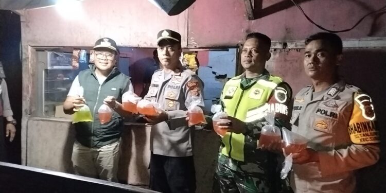 Gerebek Depot Jamu dan Warung, Polsek Sukaluyu dan Tim Gabungan Amankan Puluhan Botol Miras dan ‘Roso-roso’