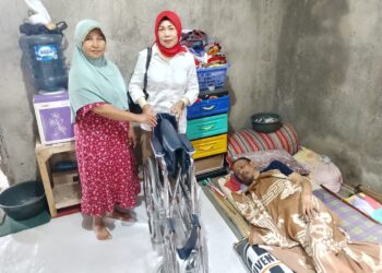Anggota DPRD Cianjur Serahkan Bantuan Kursi Roda bagi Penderita Stroke di Sukaresmi