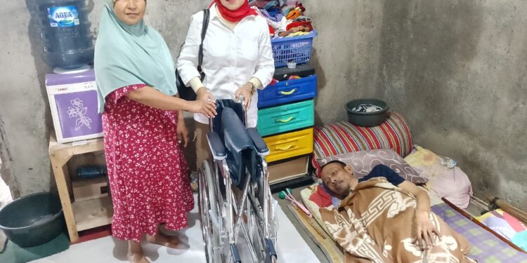 Anggota DPRD Cianjur Serahkan Bantuan Kursi Roda bagi Penderita Stroke di Sukaresmi