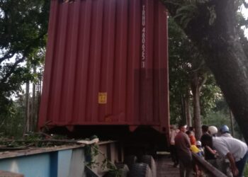 Dua Orang Meninggal Dunia akibat Tertimpa Boks Kontainer yang Terlepas dari Truk