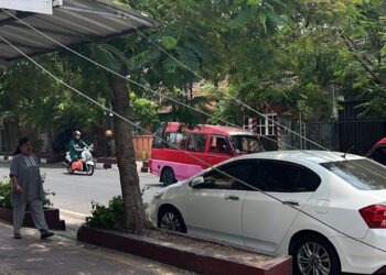 Sejumlah Kabel di Kawasan Pamoyanan Menggelantung hingga Membahayakan Masyarakat