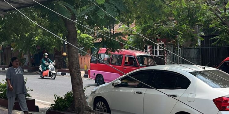 Sejumlah Kabel di Kawasan Pamoyanan Menggelantung hingga Membahayakan Masyarakat