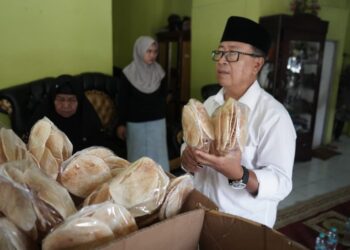 Di Tengah Kampanye, Cabup Nomor Urut 1 Sambangi Perajin Opak di Cikalongkulon