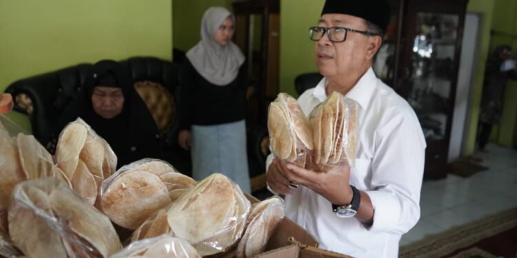 Di Tengah Kampanye, Cabup Nomor Urut 1 Sambangi Perajin Opak di Cikalongkulon