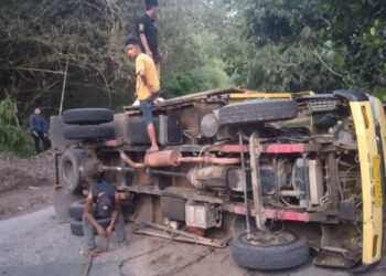 Diduga Kelebihan Muatan, Truk Pengangkut Pasir Mundur Lalu Terguling di Tanjakan