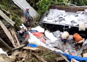 Gagal Lewati Jembatan Kayu, Truk Terjun Bebas ke Jurang di Naringgul