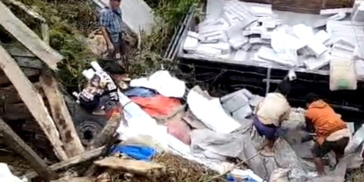 Gagal Lewati Jembatan Kayu, Truk Terjun Bebas ke Jurang di Naringgul