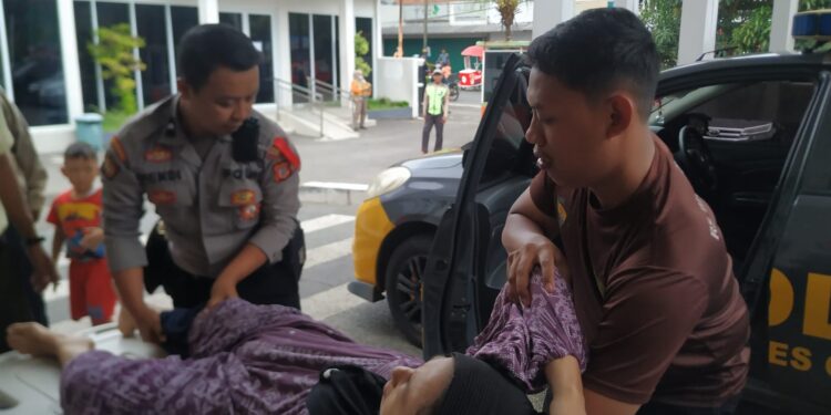 Aksi Heroik Empat Personel Polres Cianjur Evakuasi Perempuan yang Pingsan di Tengah Kemacetan