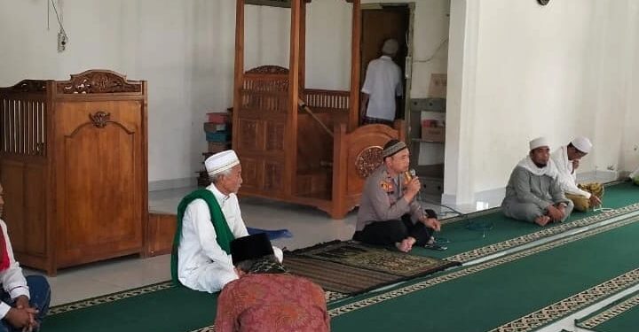 Jumat Curhat Cara Polisi Serap Aspirasi Masyarakat, Kapolsek Cidaun Sambangi Setiap Masjid