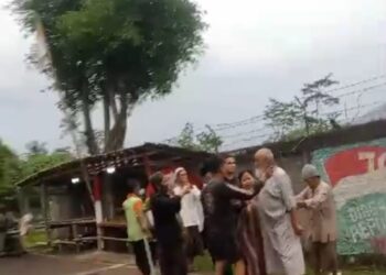 Warga Cekcok dengan Pria Lansia Diduga Gegara Pos Ronda, Videonya Viral di Media Sosial