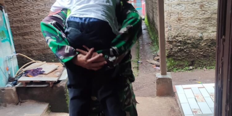 Babinsa Desa Rahong Gendong Pemilih Disabilitas Antar-Jemput ke TPS