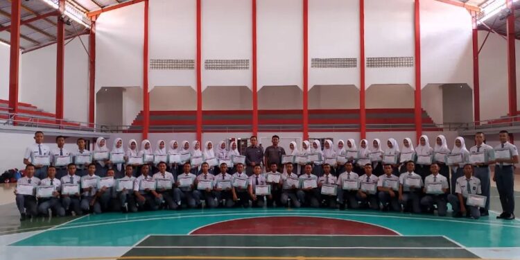 Badan Kesbangpol Cianjur Berikan Piagam Penghargaan kepada 50 Orang Paskibraka