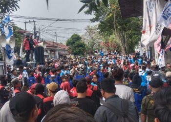 Tolak Regulasi Pengupahan, Ribuan Buruh Berdemo di Pendopo dan DPRD