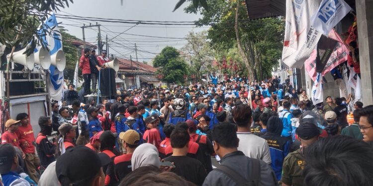 Tolak Regulasi Pengupahan, Ribuan Buruh Berdemo di Pendopo dan DPRD