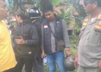 APK Jagoannya Dicopoti, Tim Paslon Nomor Urut 3 Cekcok dengan Anggota Satpol PP Kecamatan