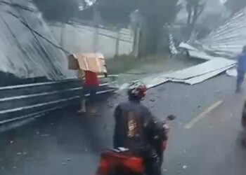 Gekbrong Diterjang Puting Beliung, Seng Penutup Pabrik Garmen Beterbangan