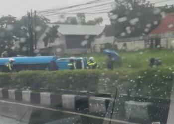Sopir Diduga Ngantuk, Truk Pengangkut Air Terjungkal di Ruas Jalan Abdullah bin Nuh