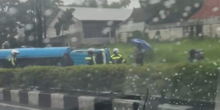 Sopir Diduga Ngantuk, Truk Pengangkut Air Terjungkal di Ruas Jalan Abdullah bin Nuh