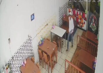 Maling Gasak Handphone Milik Bos Warung Pecel, Aksi Pelaku Terekam CCTV