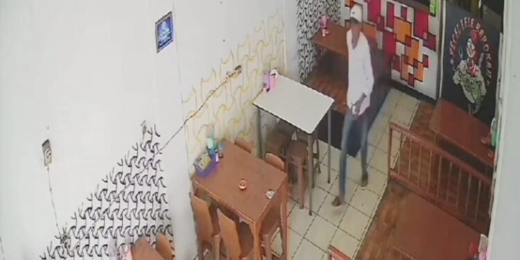 Maling Gasak Handphone Milik Bos Warung Pecel, Aksi Pelaku Terekam CCTV