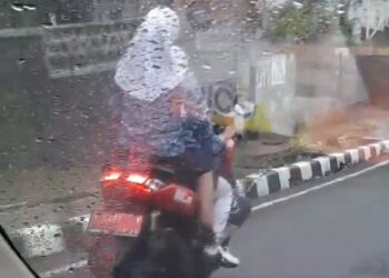 Tiga Orang Siswi Terekam Kamera Kendarai Sepeda Motor Operasional Kepala Desa Gadog