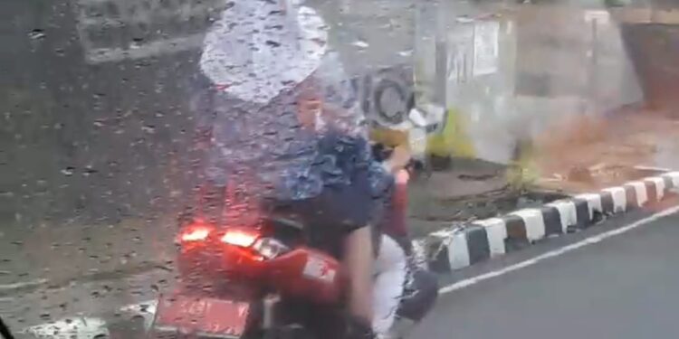 Tiga Orang Siswi Terekam Kamera Kendarai Sepeda Motor Operasional Kepala Desa Gadog