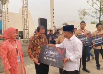Bapperinda Cianjur Serahkan Penghargaan Lomba Inovasi Daerah Tahun 2024 Ke Sejumlah OPD-Instansi-Umum dan Mahasiswa 