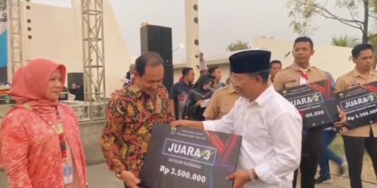 Bapperinda Cianjur Serahkan Penghargaan Lomba Inovasi Daerah Tahun 2024 Ke Sejumlah OPD-Instansi-Umum dan Mahasiswa 