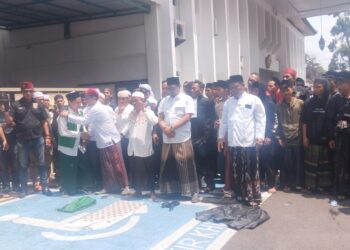 Sujud Syukur dan Salawat Iringi Putusan Vonis Ringan bagi Ustaz Cecep Muhammad Riziq