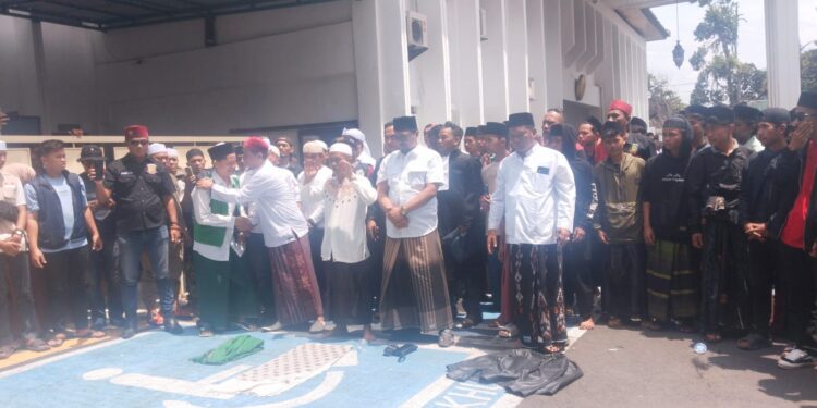 Sujud Syukur dan Salawat Iringi Putusan Vonis Ringan bagi Ustaz Cecep Muhammad Riziq
