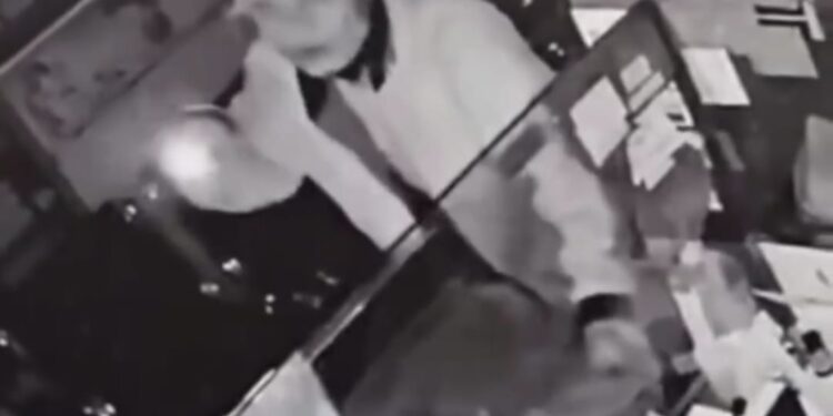 Aksi Maling Bobol Apotek di Cianjur Terekam CCTV