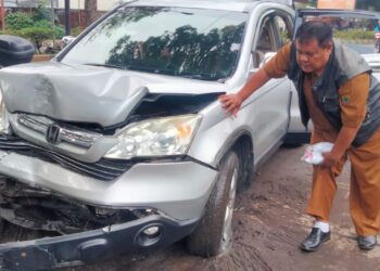 Tiba-tiba Nyelonong, Mobil Rombongan Kades Asal Cibeber Tabrak Pohon dan Tiang Reklame