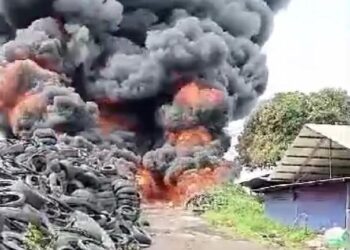 Bangunan Gudang Ban Bekas di Mande Terbakar, Petugas Damkar Kesulitan Padamkan Api