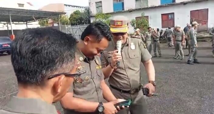 Kasatpol PP dan Damkar Cianjur Periksa Satu per Satu HP Personelnya, Pastikan Tak Ada Terlibat Praktik Judol