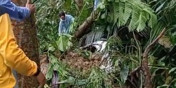 Mobil Minibus Terseret Material Tanah Longsor di Cibinong, Sopir dan Penumpang Selamat