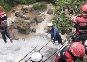 Menjajal Canyoneering di Curug Cikondang yang Disebut-sebut ‘Mini Niagara’
