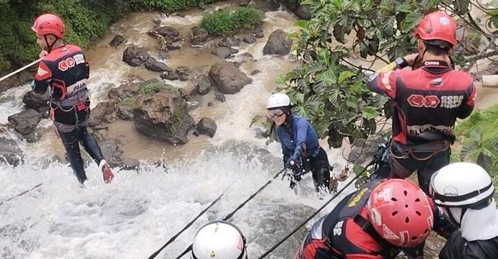 Menjajal Canyoneering di Curug Cikondang yang Disebut-sebut ‘Mini Niagara’