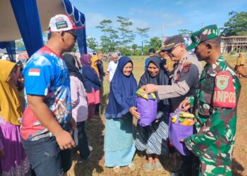 Anggota Polsek Cidaun Bantu Pengamanan Pemberian Bantuan dari Komunitas Otomotif