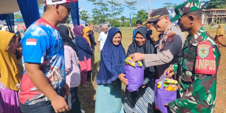 Anggota Polsek Cidaun Bantu Pengamanan Pemberian Bantuan dari Komunitas Otomotif